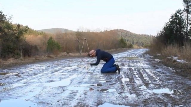 На Львівщині священик зняв кліп на пісню «Плакала» про aварійну дорогу (відео)