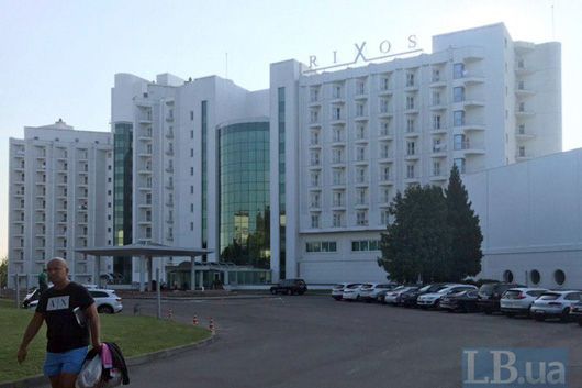 Готель, у якому зупинилися депутати від «Слуги народу»,  вартість номера за добу — від 3500 грн.