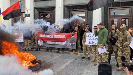 Шини запалали: тернопільські ветерани АТО протестували проти капітулянтських настроїв влади