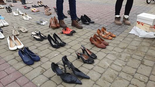 Туфлі на тернопільскому майдані: незвичайна інсталяція проти насильства