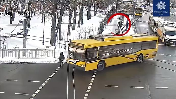 На Солом’янській площі Києва тролейбус збив жінку, відео