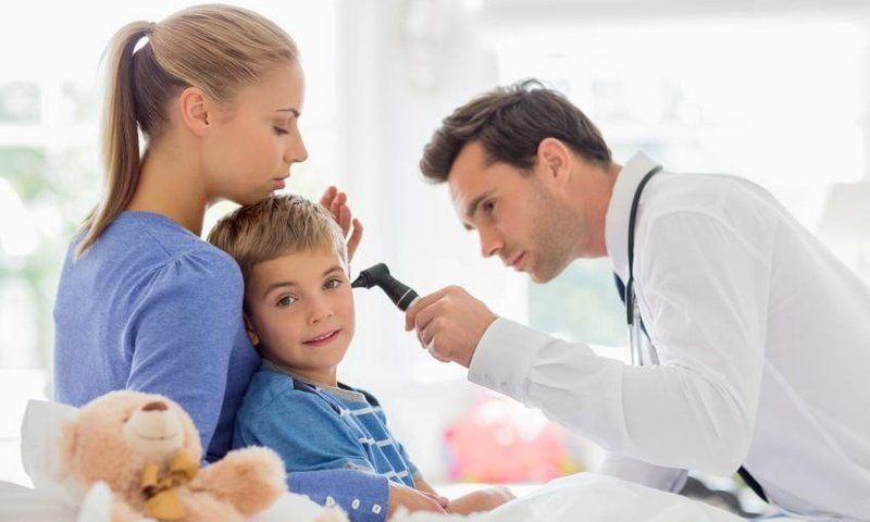 Батьки мають право входити до кабінетів лікарів разом з дітьми і бути присутніми під час надання їм медичних послуг.