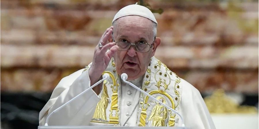 Папа Римський Франциск у молитві  за мир в Україні