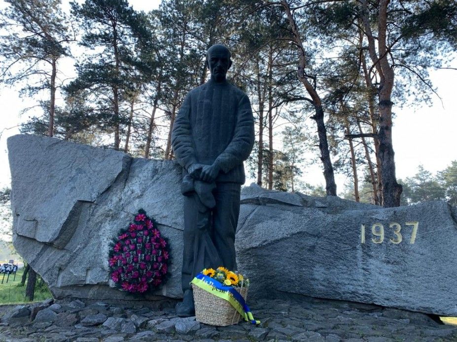 Зеленський вшанував пам'ять жертв сталінських репресій у Биківнянському лісі