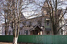 У такому вигляді маєток дійшов до наших днів. (Фото Володимира СТАДНІКА.)