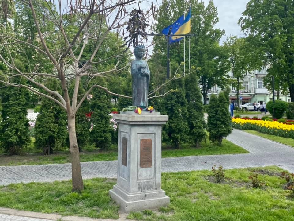 Пам'ятник Анні Київській на Львівській площі у Києві.