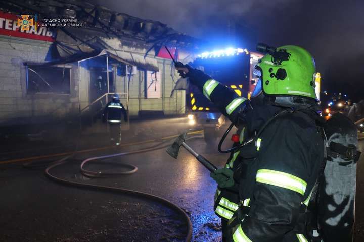 У Харкові пів сотні рятувальників гасять пожежу на торговельних складах