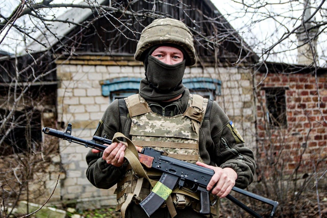 Захисника України важко поранено під час ворожого обстрілу на Донбасі