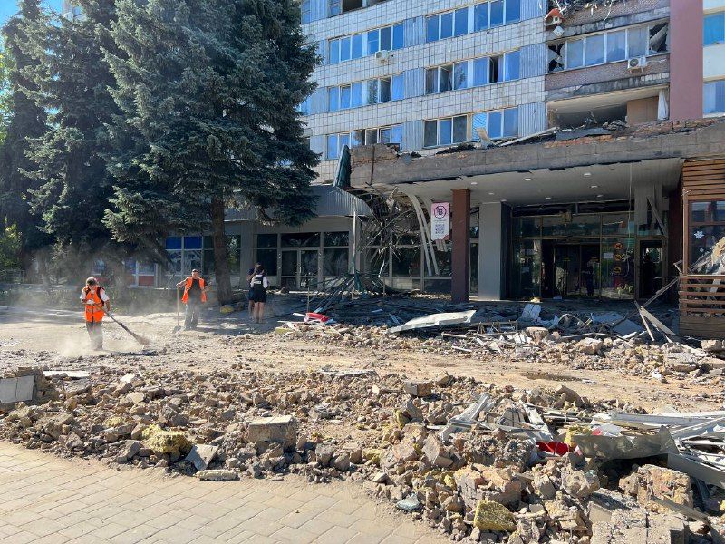У центрі Миколаєва зруйновано готель внаслідок обстрілу