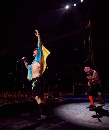Red Hot Chili Peppers підняли на концерті в Маямі прапор України
