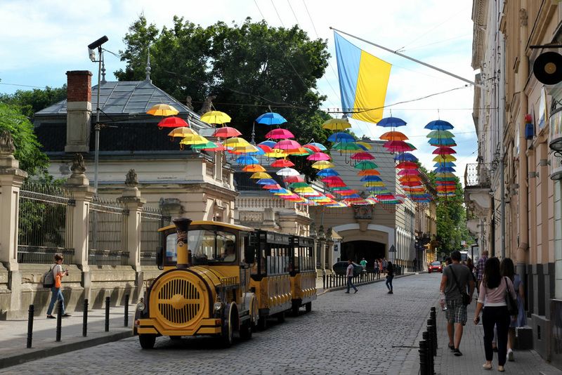 Туристи можуть прогулятися історичними вулицями Львова.