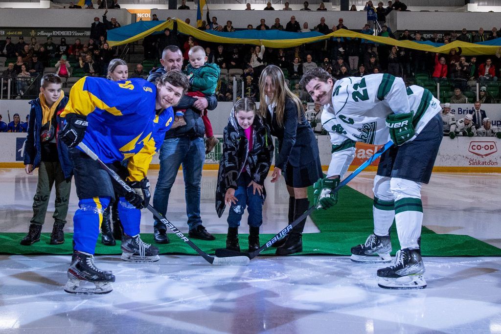 Передматчеві церемонії кидання шайби з українськими сім’ями,  які нещодавно переїхали до Канади, мали традиційний характер  під час Hockey Can’t Stop Tour.