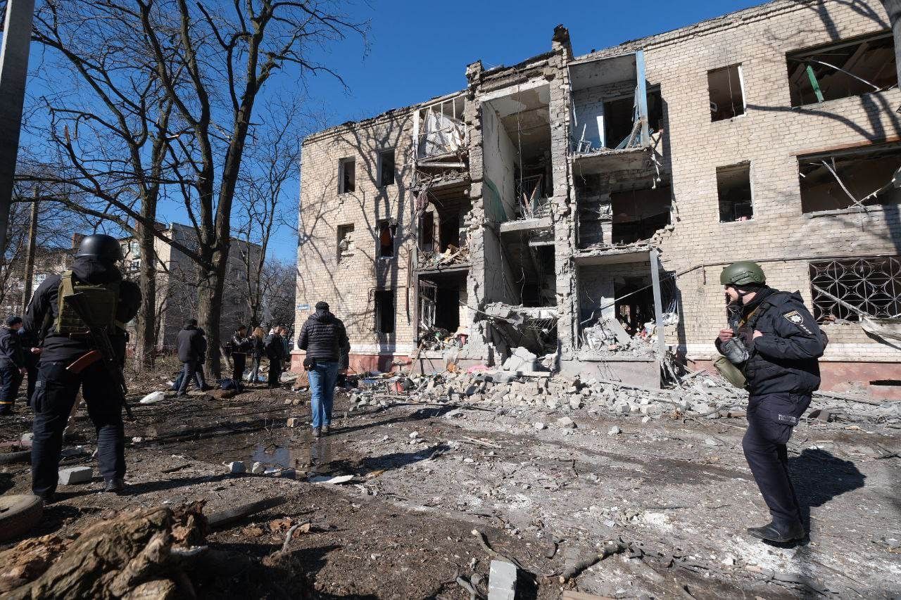 Рашисти вгатили по центру Краматорська — зруйновано десятки багатоквартирних будинків, фото