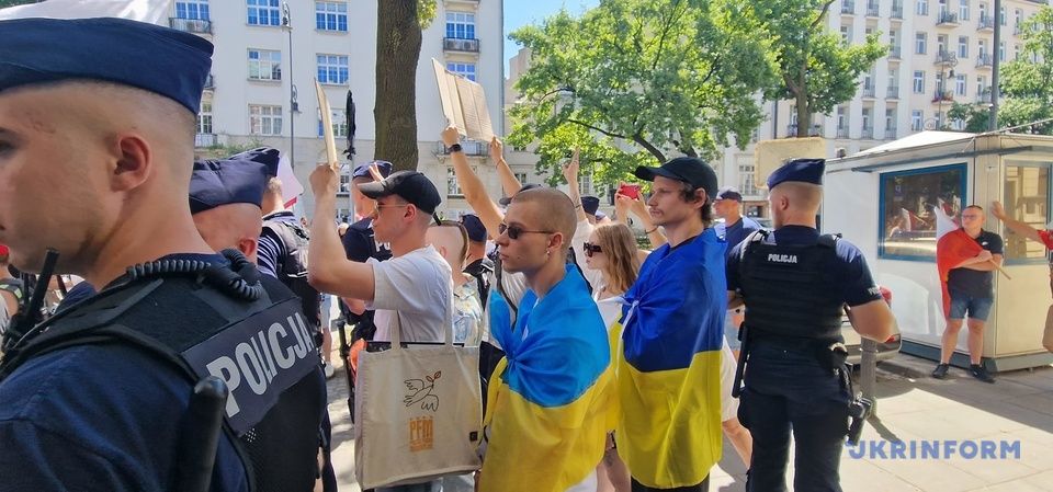 У Варшаві проросійські демонстранти посперечалися з українцями