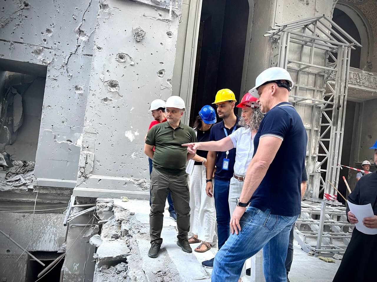 Координаторка ООН Деніз Браун оглянула пошкоджений собор в Одесі, фото