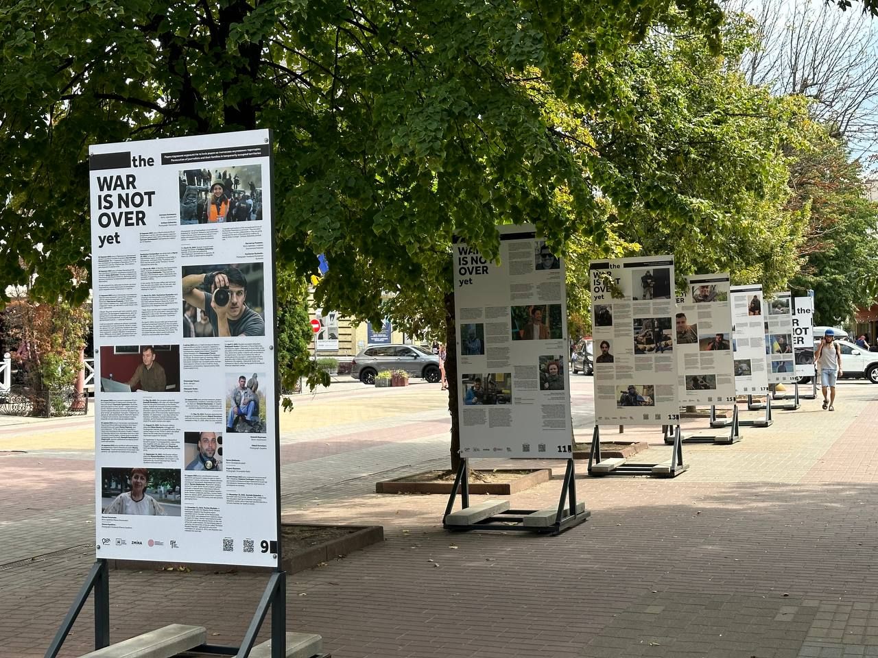Війна ще не закінчилася: у Хмельницькому відкрили виставку про злочини рф проти журналістів