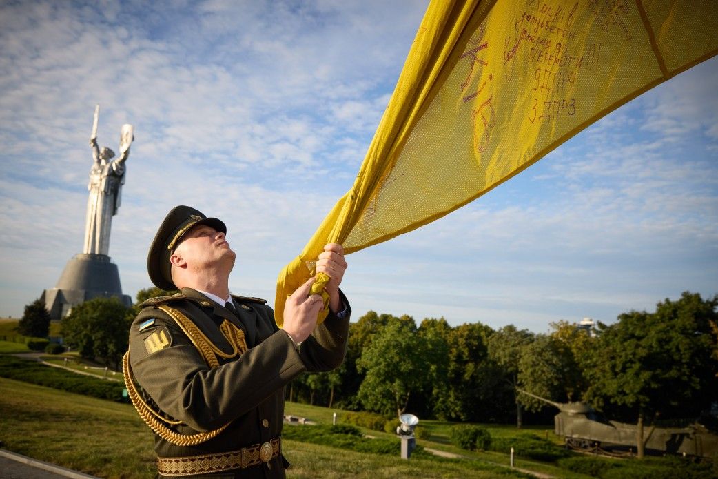 У Києві підняли особливий прапор із підписами воїнів.