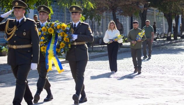 Президент і перша леді вшанували пам’ять загиблих захисників України.