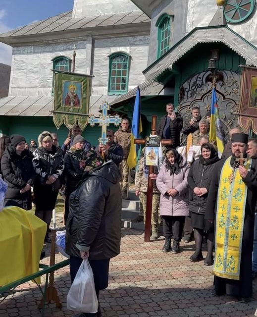 На Буковині священник УПЦ МП не впустив родину з тілом загиблого воїна до церкви і відмовився відспівувати