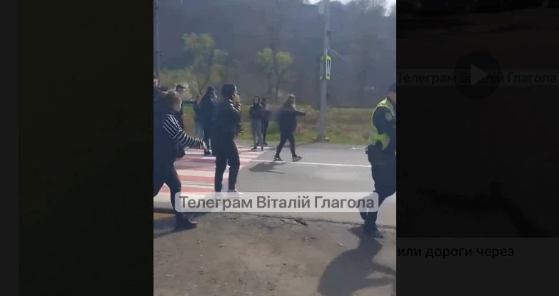На Закарпатті жінки перекрили трасу Київ - Чоп через "мобілізацію в регіоні та проти ТЦК" (учасниці протестів називають методи мобілізації "терористичними").