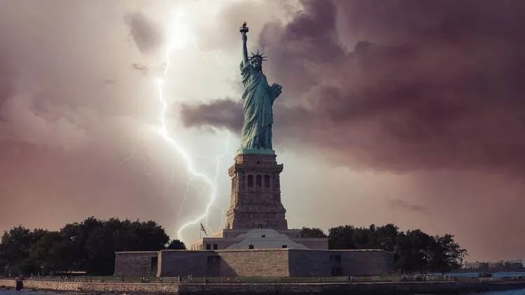 Статуя Свободи  Нью-Йорку витримала удар потужної блискавки