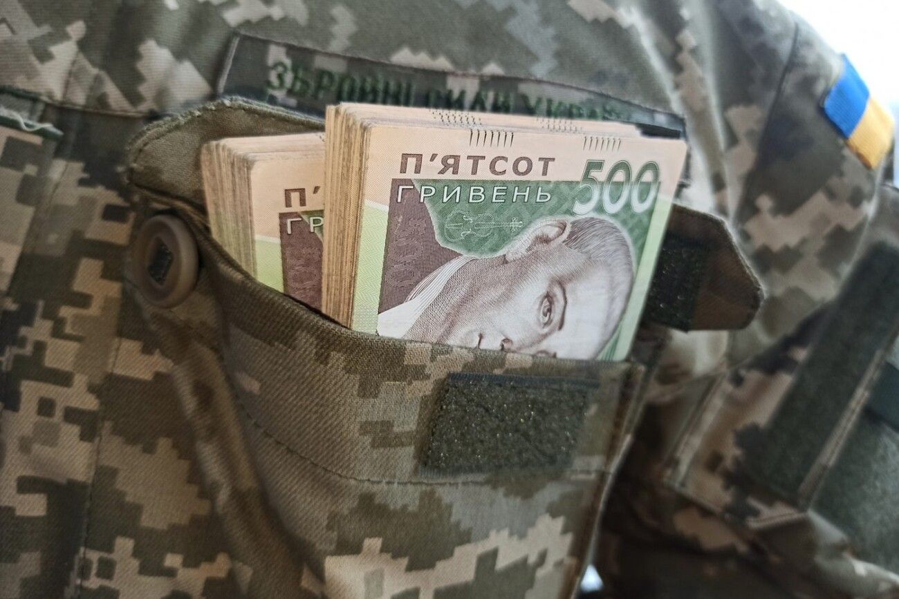 За додаткову виплату одноразово 70 тисяч гривень для військових, які виконують бойові завдання на передовій проголосувала Верховна Рада.