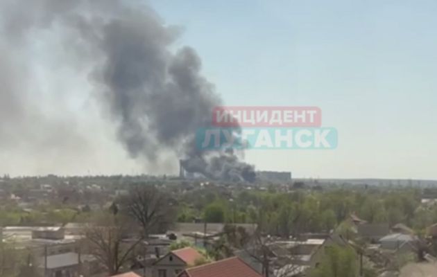 У Луганську пролунали два вибухи. Після цього над містом стало видно густий дим.