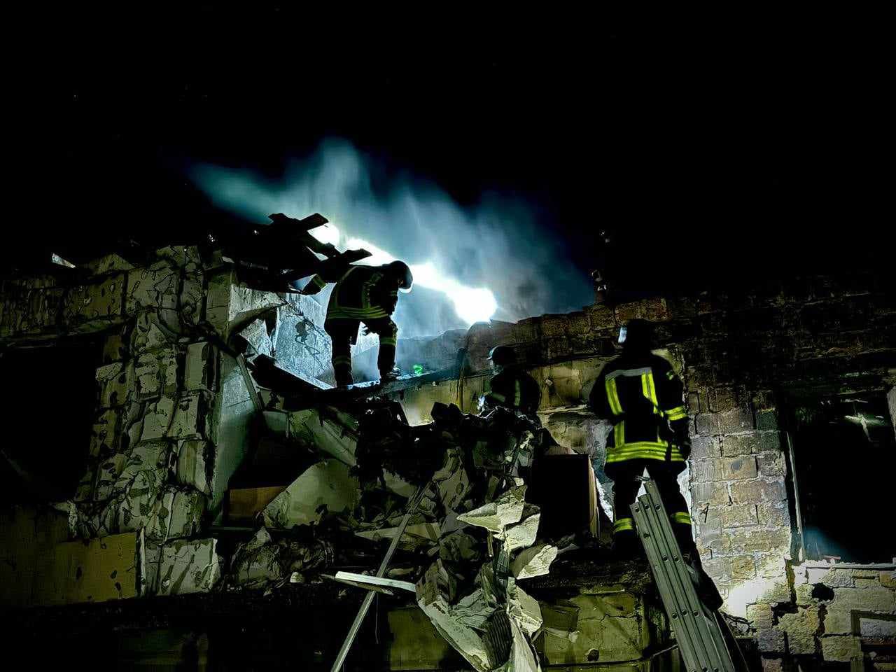 Одесу вночі атаковано «'Шахедами», є руйнування, пожежі та постраждалі, фото