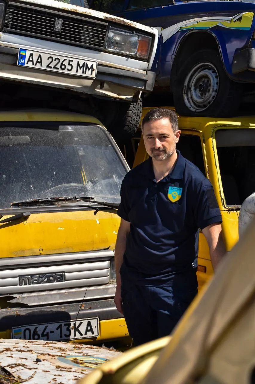 Допомога прифронтовим регіонам: «Укрпошта» розпродає ретро-авто, фото