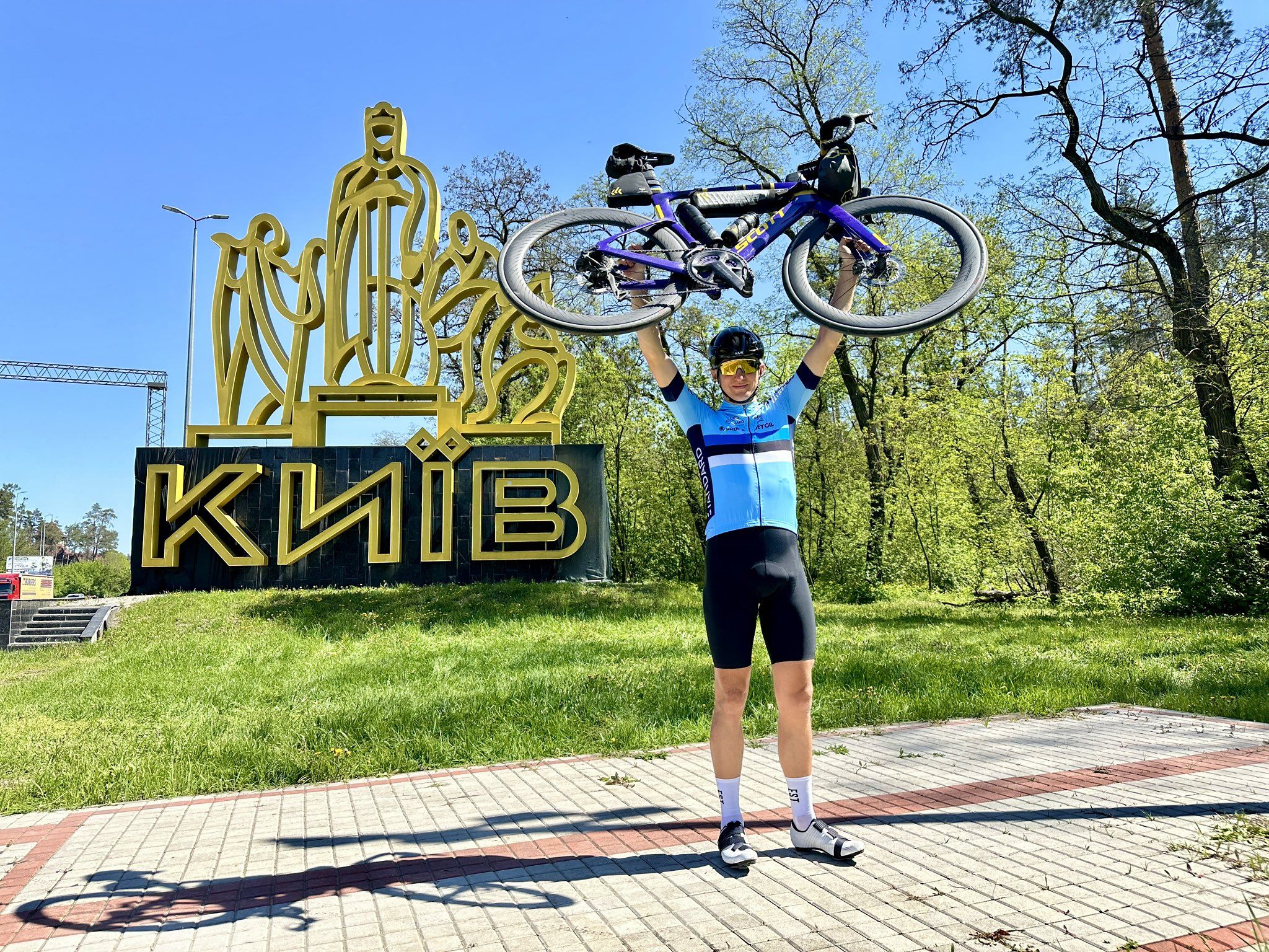 Депутат з Естонії Крісто Енн Вага приїхав на велосипеді з Таллінна до Києва заради ЗСУ