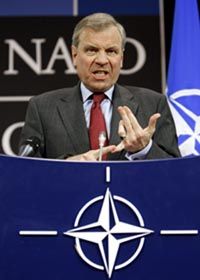 «Яструби» НАТО в обнімку з Росією