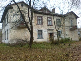 У цьому будинку, спорудженому в 1935 р. для сімей керівників радянських держустанов Барашівського району, в 1941—43 рр. містилася німецька волосна управа і жандармерія. 17 жовтня 1943 року її штурмували бійці УПА.