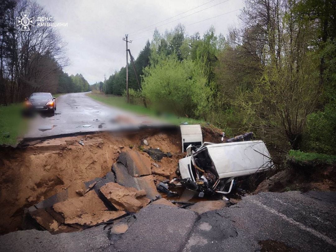 На Київщині мікроавтобус впав у провалля, є загиблі та поранені, фото