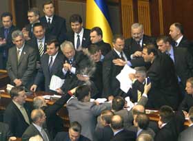 Опозиція закидала Литвина квітами