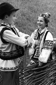 Танцюють усі!
