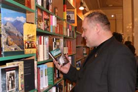 Книжкові ігри в депутатських садах