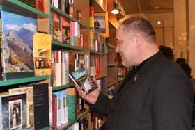 Книжкові ігри в депутатських садах