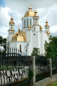 Покровський собор у центрi Рiвного. Тутешня земля має ще багато таємниць. (Фото Укрінформ.)
