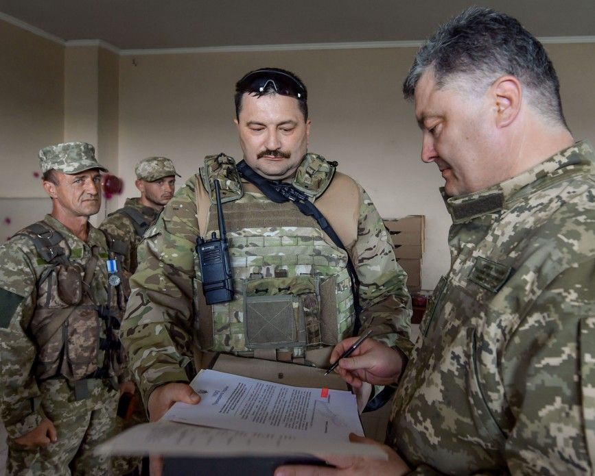 Порошенко підписав указ про «дембель» на «передку» у Водяному (фото, відео)