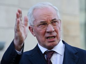 Миколу Азарова із сином викликають на допит