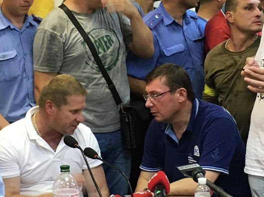 Амністія, поставлена на паузу: чому Порошенко сказав «стоп»?