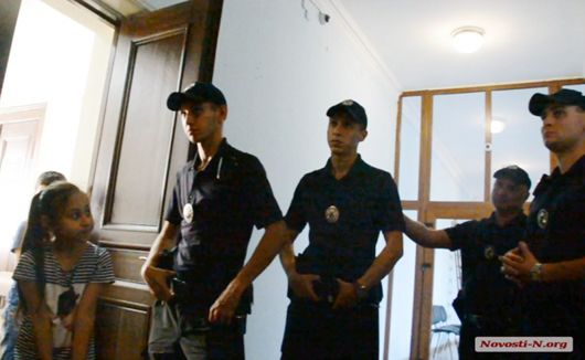 Мер Миколаєва Олександр Сенкевич викликав 2 наряди поліції, щоб вигнати матір з 5 дітьми