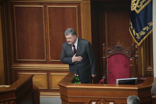 «Російський акцент Європи»: депутати прийшли на перше засідання в Раду послухати Порошенка