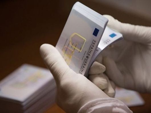 Із жовтня 14-річні українці отримуватимуть нові пластикові паспорти