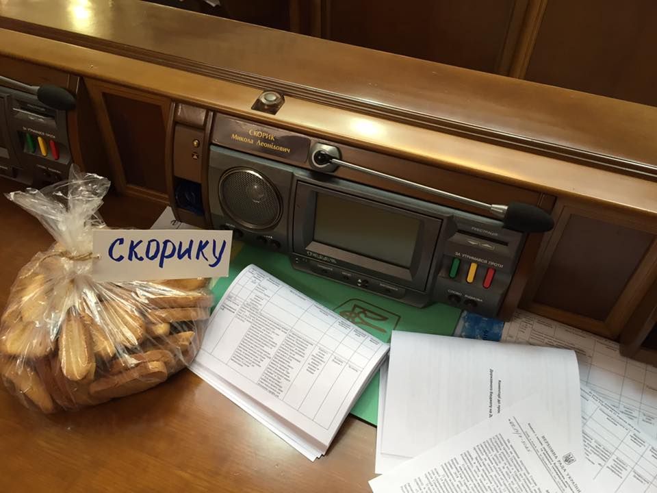 Депутат Олексій Гончаренко побився через сухарі для Миколи Скорика (відео)