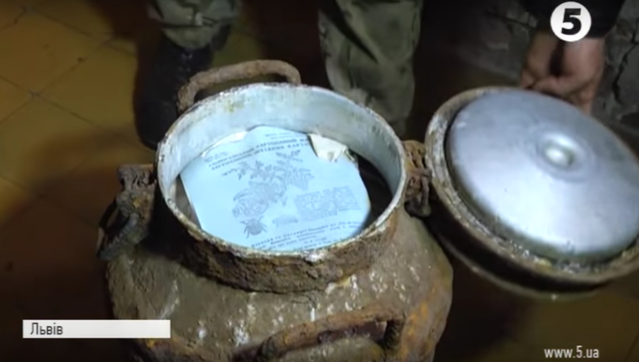 У бідоні на Львівщині знайшли архів підпілля ОУН (відео)