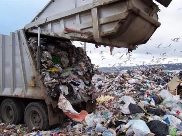 Сміття зі Львова скандально вивантажили під Каневом вночі (фото)