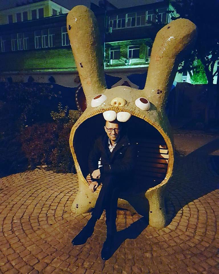 Арсен Аваков потролив Арсенія Яценюка фотографією у лавці-кролику
