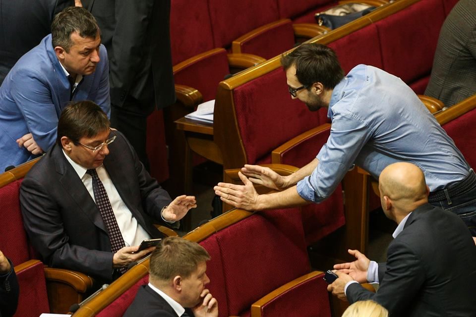 Генпрокурор Луценко оформив маєток на бухгалтерку дружини