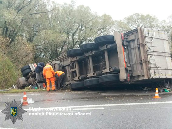 Фуру сміття зі Львова під Дубно витягали військовим тягячем (фото)